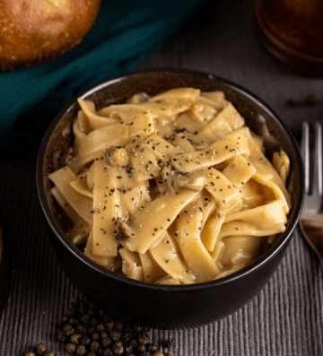 Creamy pasta with black peppercorns.