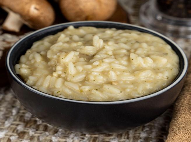 A bowl of creamy rice risotto.