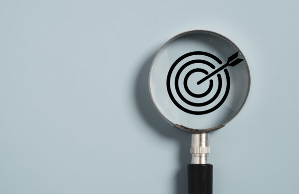 A magnifying glass with an arrow in the center of it.